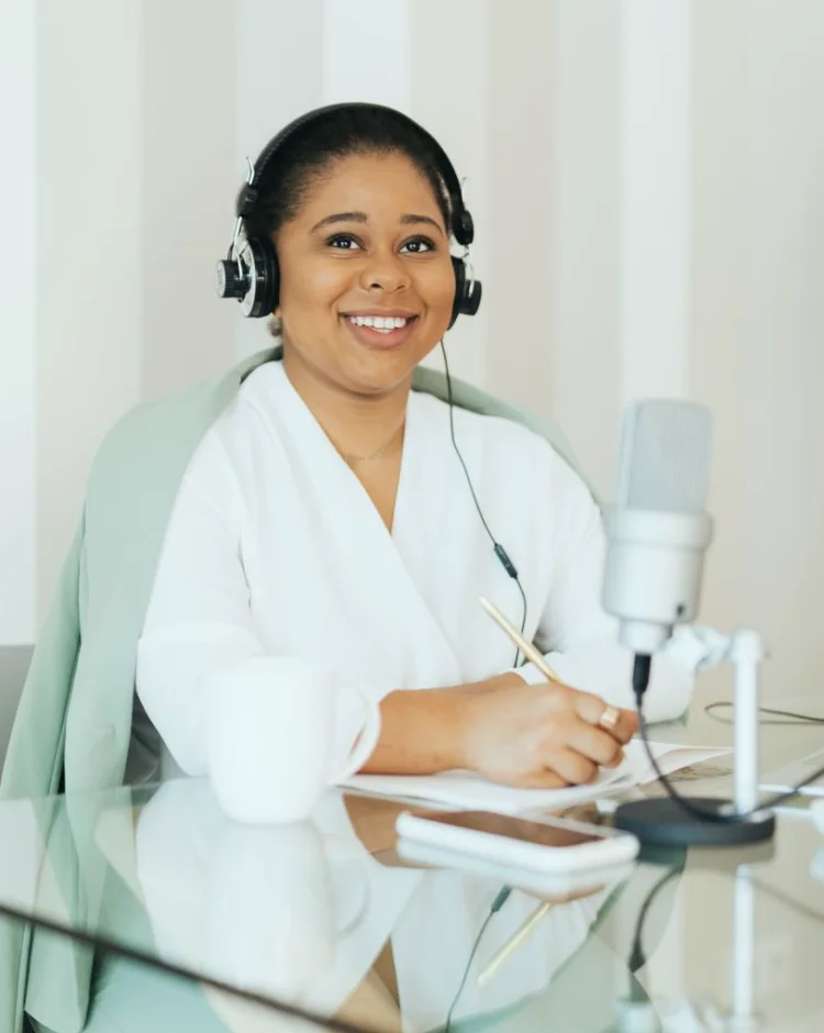 Arbeid med transkripsjon og logg ved en arbeidsstasjon med hodetelefoner